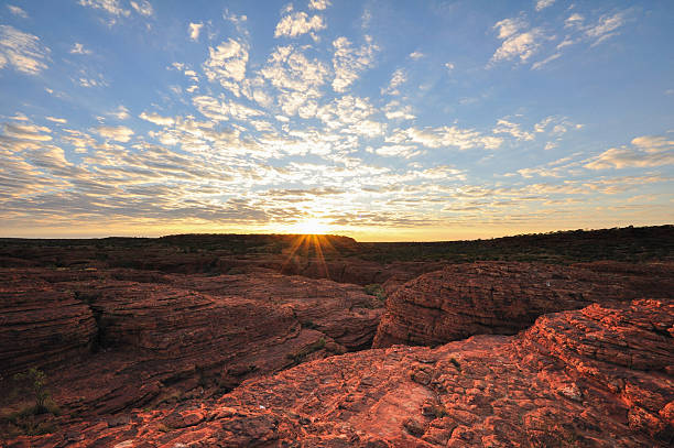 kings canyon con el amanecer, australia - northern territory fotografías e imágenes de stock