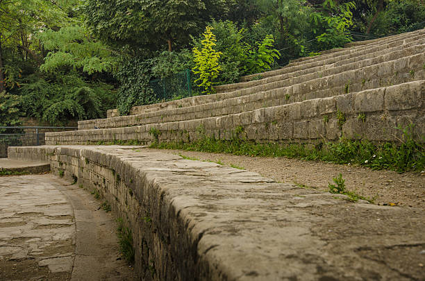 stone arquibancadas no arenes de lutece em paris - arenes de lutece - fotografias e filmes do acervo