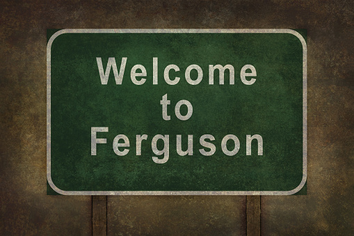 Bienvenido a Ferguson ilustración de signo de carretera photo