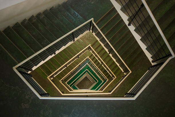 Einsame Treppe von einem Gebäude unter moderne Architektur – Foto