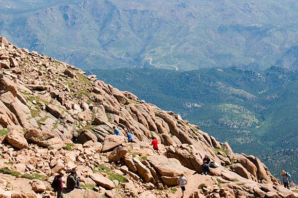 パイクスピークマラソンと少し - colorado rockies ストックフォトと画像