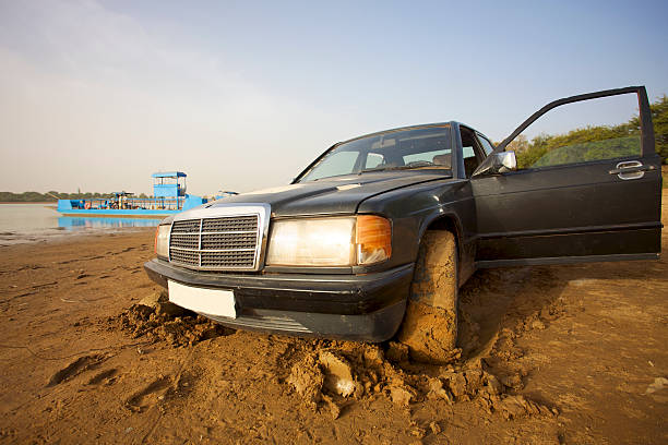 táxi stucked na lama, mali - niger delta - fotografias e filmes do acervo