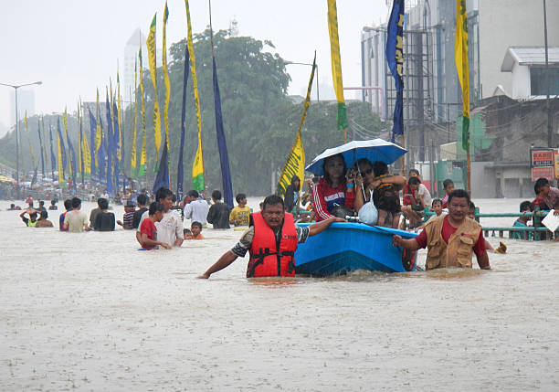 travessia de inundações - natural disaster imagens e fotografias de stock