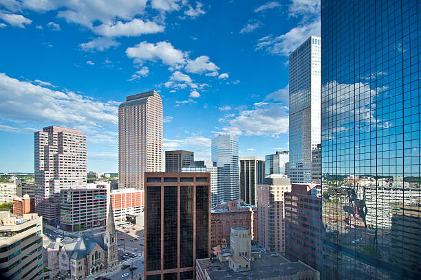 distrito financeiro no centro de denver, colorado - denver skyline - fotografias e filmes do acervo