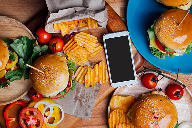 hamburguesas con teléfono de mobile - raw potato red potato red vegetable fotografías e imágenes de stock