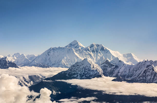 le mont everest depuis ci-dessus - himalayas mountain aerial view mountain peak photos et images de collection