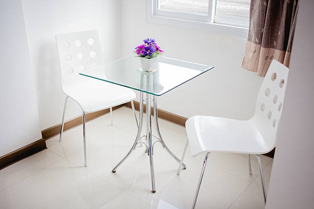 blanc chaise et table sur gazon - place setting spoon silverware kitchen utensil photos et images de collection