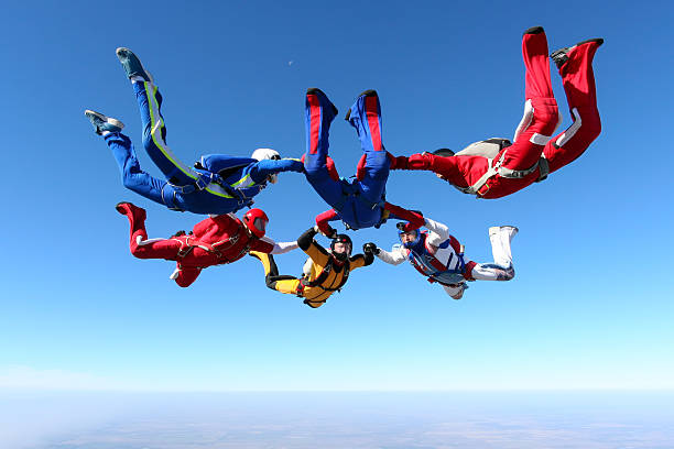 スカイダイビングの写真。 - parachuting ストックフォトと画像