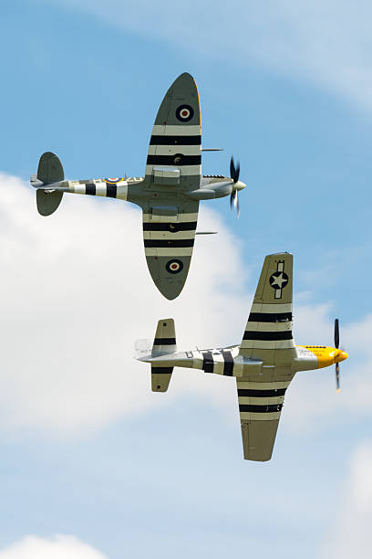 spitfire i mustang - spitfire airplane world war ii airshow zdjęcia i obrazy z banku zdjęć
