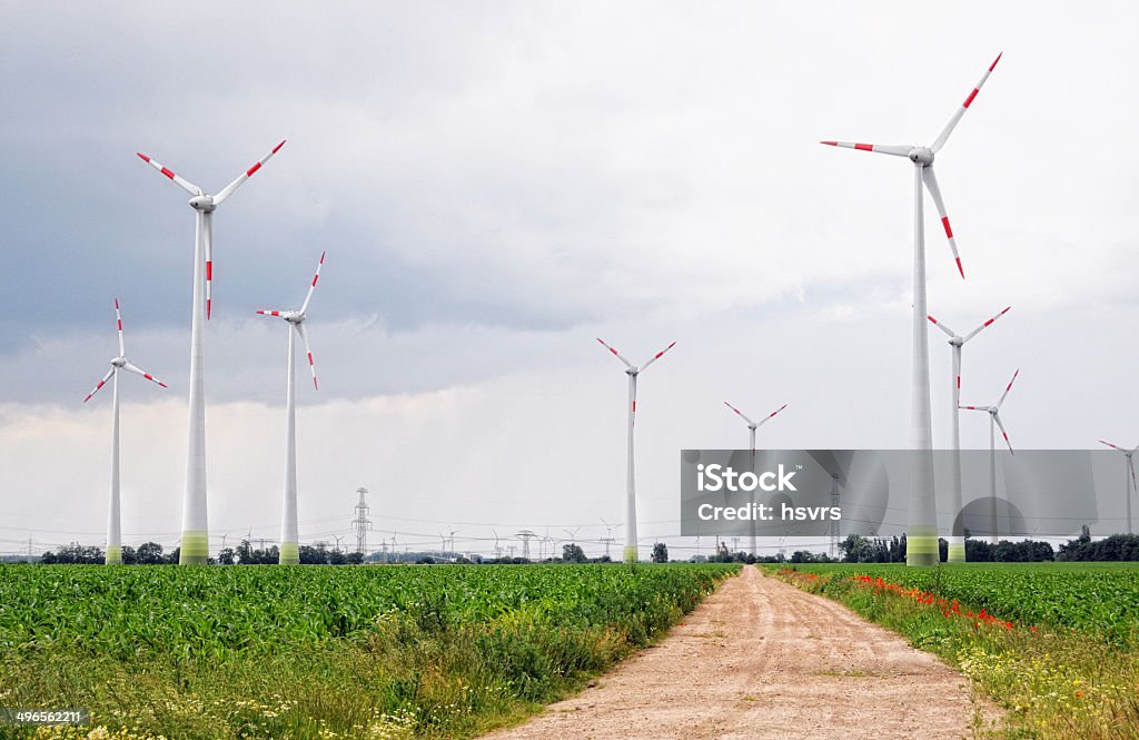 Turbina eólica em campo - Foto de stock de Ajardinado royalty-free