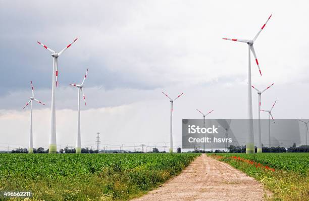 Foto de Turbina Eólica Em Campo e mais fotos de stock de Ajardinado - Ajardinado, Azul, Biocombustível