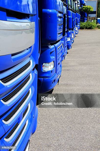 Camiões - Fotografias de stock e mais imagens de Carrinha - Veículo Terrestre Comercial - Carrinha - Veículo Terrestre Comercial, Grupo Grande de Objetos, Azul