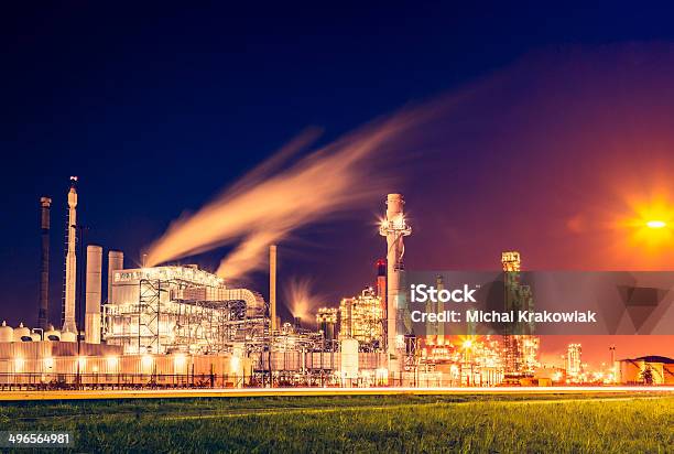 Chemiefabrik Bei Nacht Stockfoto und mehr Bilder von Blendenfleck - Blendenfleck, Nacht, Im Freien