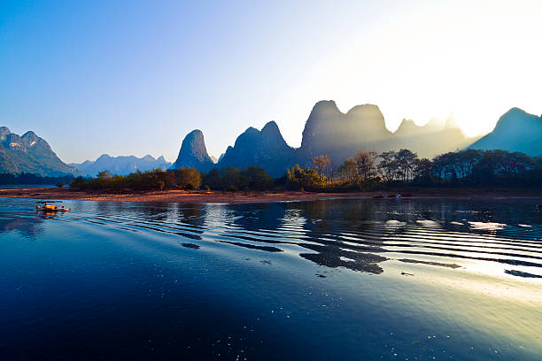 amanecer de lijiang río - xingping fotografías e imágenes de stock