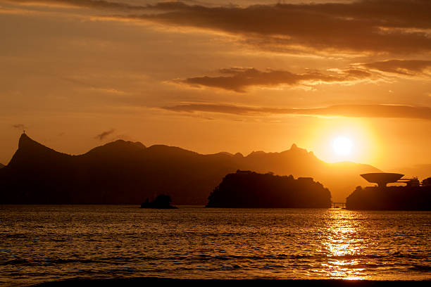 zachód słońca w rio de janeiro - brazil silhouette sunset guanabara bay zdjęcia i obrazy z banku zdjęć