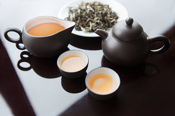 service à thé et de feuilles de thé blanc - tea chinese tea heat teapot photos et images de collection