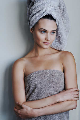 Cropped shot of a young woman wrapped in towels after a househttp://195.154.178.81/DATA/i_collage/pu/shoots/805873.jpg