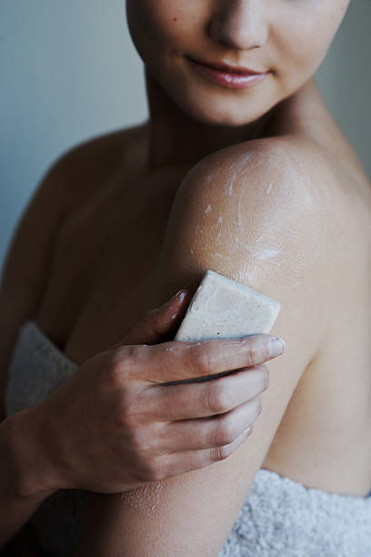 higiene pessoal é a sua principal prioridade - soap body imagens e fotografias de stock