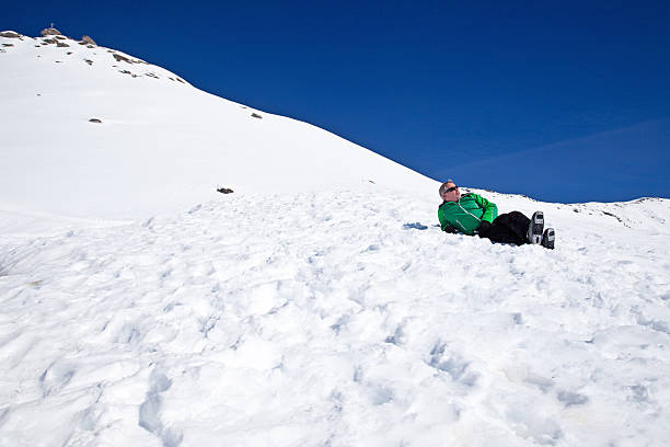 relaxant dans le soleil d'hiver - apres ski snow mountain loneliness photos et images de collection