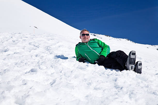 relaxant dans le soleil d'hiver - apres ski snow mountain loneliness photos et images de collection