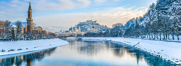 город зальцбург с крепость хоэнзальцбург зимой, австрия - salzach river стоковые фото и изображения