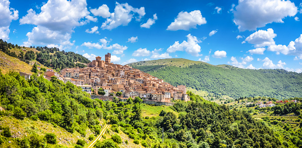 Idílica apennine mountain village, por ejemplo, Castel del Monte, L'Aquila, Abruzzo, Italia photo