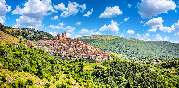idilliaca apennine mountain village castel del monte, l'aquila, abruzzo, italia - town village hill panoramic foto e immagini stock