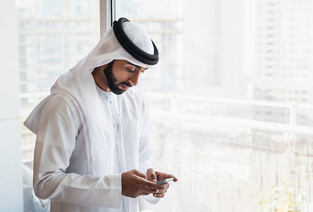 arabe homme solitaire sur le téléphone à l'intérieur de la ville - agal photos et images de collection