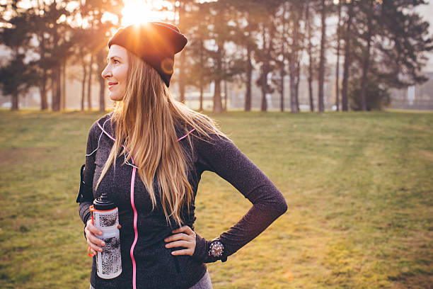 jogging in aria fresca può contribuire a me stay fit - jogging autumn young women women foto e immagini stock