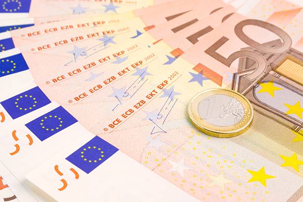 monety euro na banknoty 50 - euro symbol crisis time debt zdjęcia i obrazy z banku zdjęć