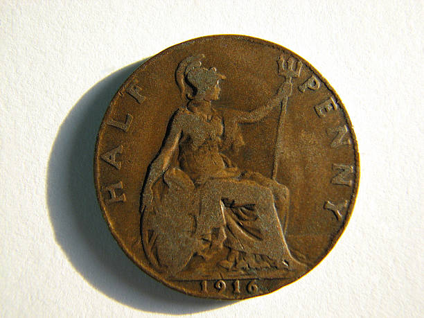 vieille porte-monnaie 1916 demi penny «british». - canadian culture penny coin finance photos et images de collection