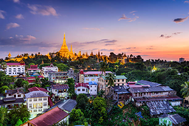 yangon myanmar - shwedagon pagoda yangon sunset pagoda - fotografias e filmes do acervo