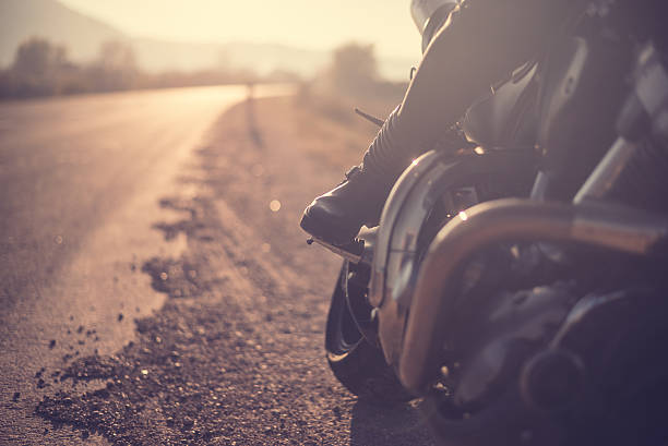 motociclista mulher em uma motocicleta de equitação - motorcycle biker riding motorcycle racing imagens e fotografias de stock