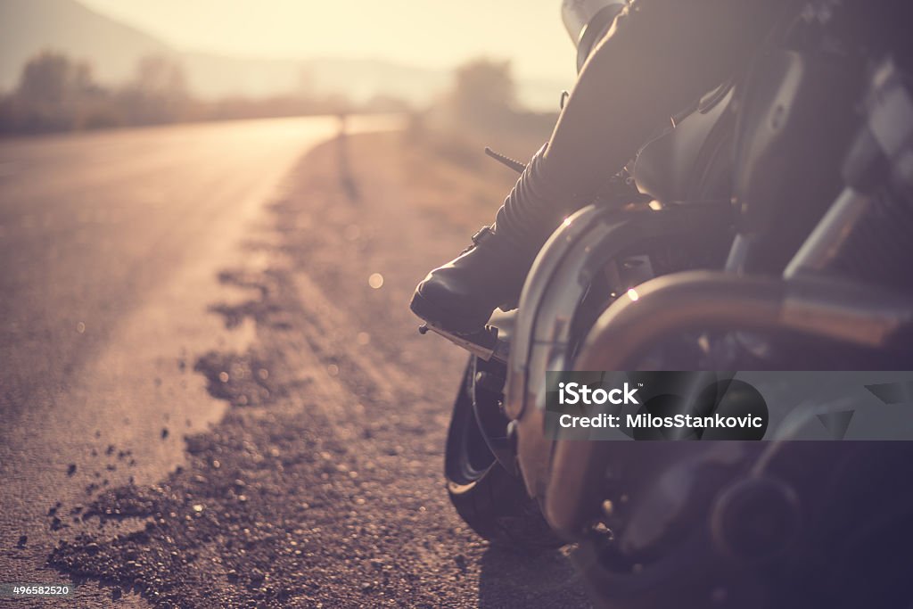 Байкерский женщина, езда на мотоцикле - Стоковые фото Байкер роялти-фри