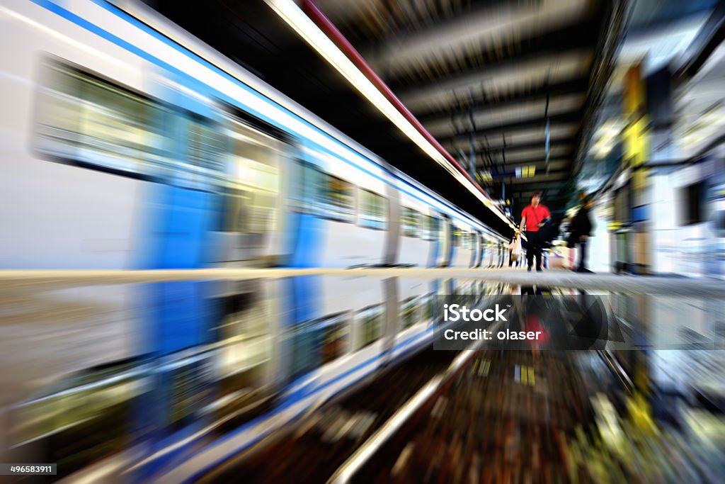 Treno riflesso nell'acqua Pozzanghera - Foto stock royalty-free di Acqua potabile