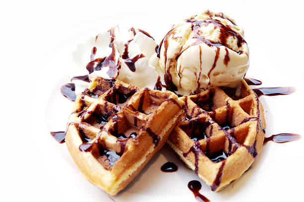 waffeln und eiscreme - waffle stock-fotos und bilder