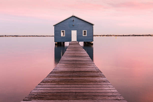 the кроули boatshed на реку свон в перт, австралия - swan river стоковые фото и изображения