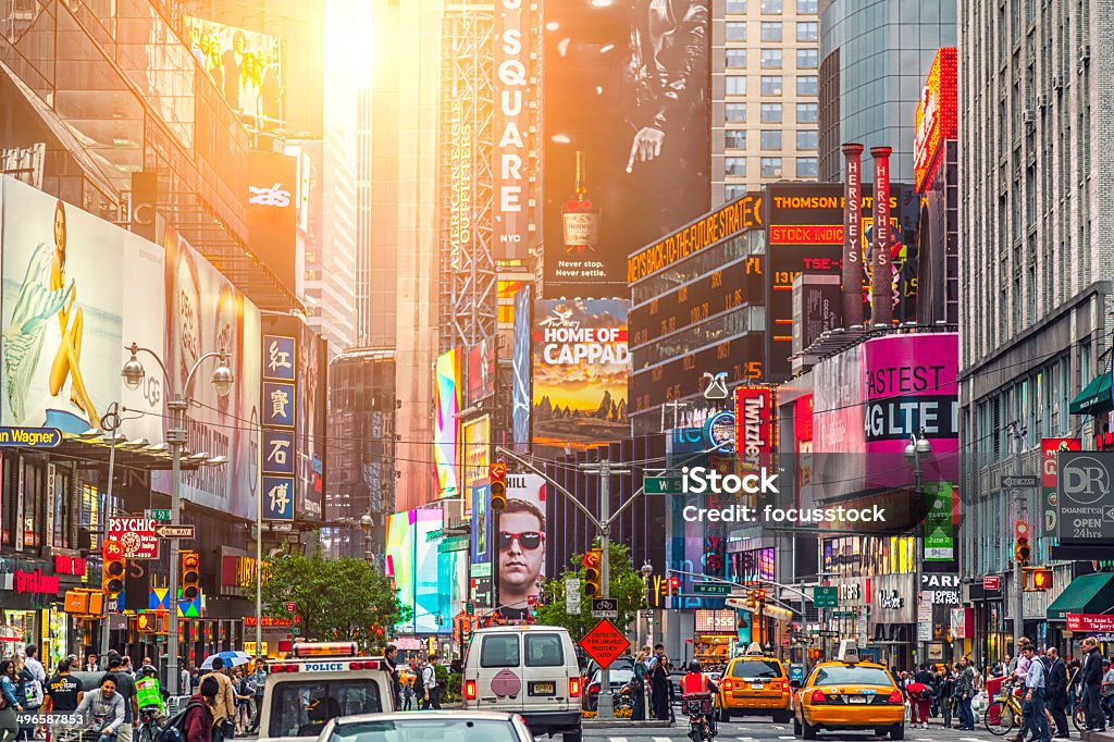 Farbenfrohe Gebäude der Beschilderung und Autos in Times Square - Lizenzfrei Times Square - Manhattan Stock-Foto