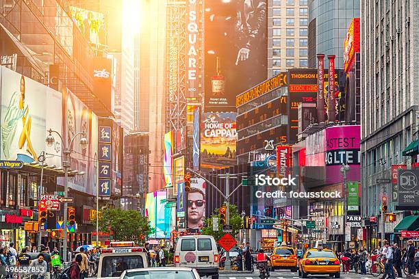 Farbenfrohe Gebäude Der Beschilderung Und Autos In Times Square Stockfoto und mehr Bilder von Times Square - Manhattan