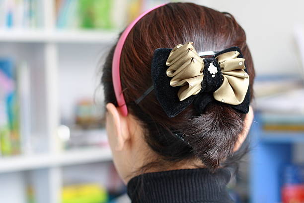 noir chignon - hair bun hairstyle women hair back photos et images de collection