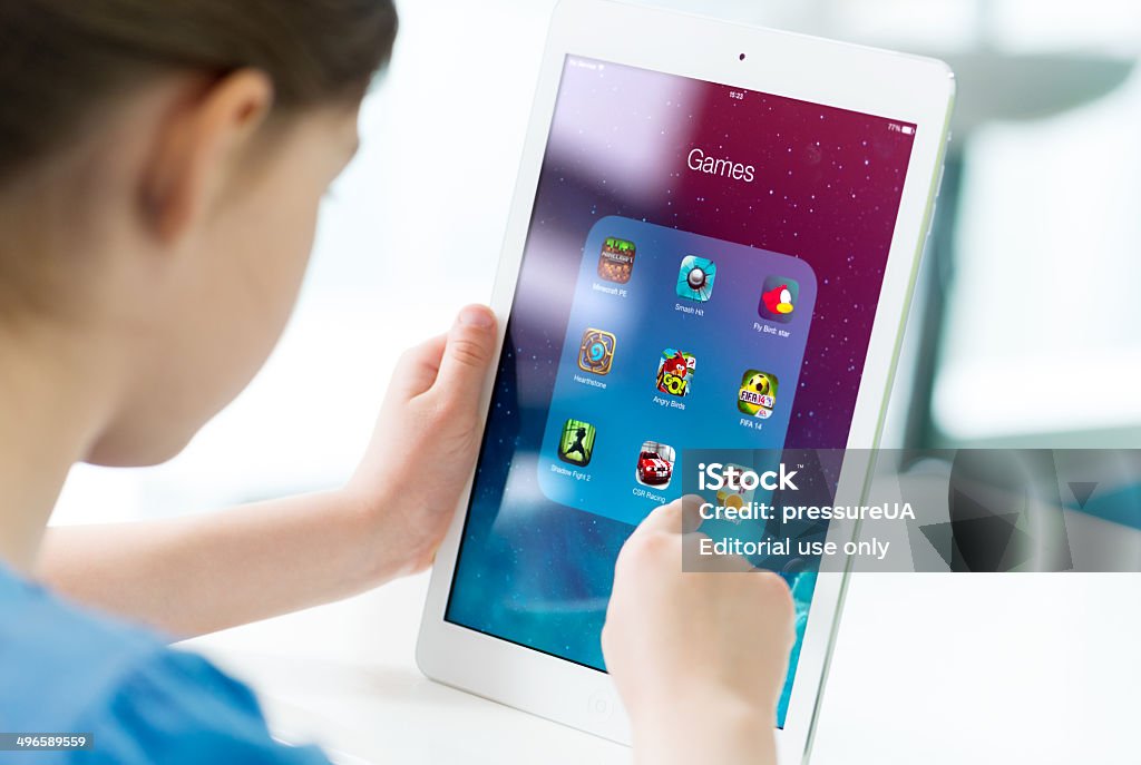 App di gioco su iPad Air di Apple - Foto stock royalty-free di Bambino