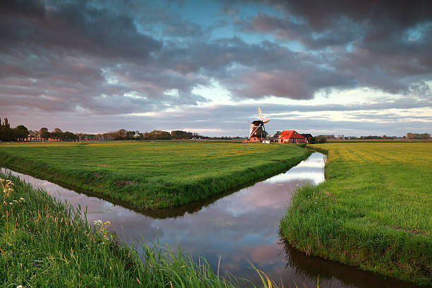 オランダの風車にはない川の日の出 - netherlands windmill farm farmhouse ストックフォトと画像