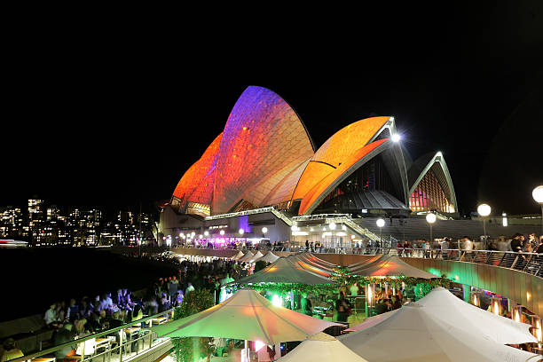 multidões de turistas desfrutar de locais e de ópera de sydney vivid sydney - sydney opera house imagens e fotografias de stock