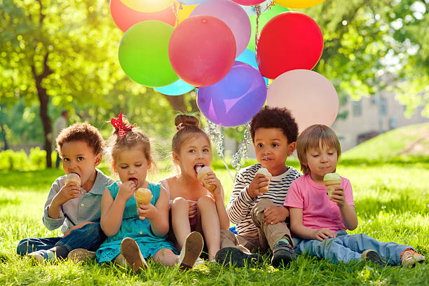 tiempo de verano - child balloon outdoors little boys fotografías e imágenes de stock