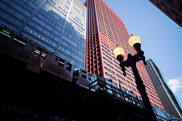 blauer himmel und gebäude und zug von chicago - concepts and ideas travel locations architecture and buildings time stock-fotos und bilder