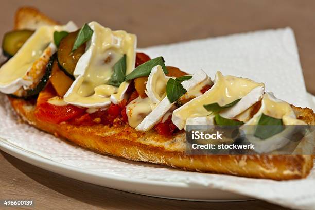 Vegetal Baguette Con Camembert Foto de stock y más banco de imágenes de Camembert - Camembert, Albahaca, Alimento