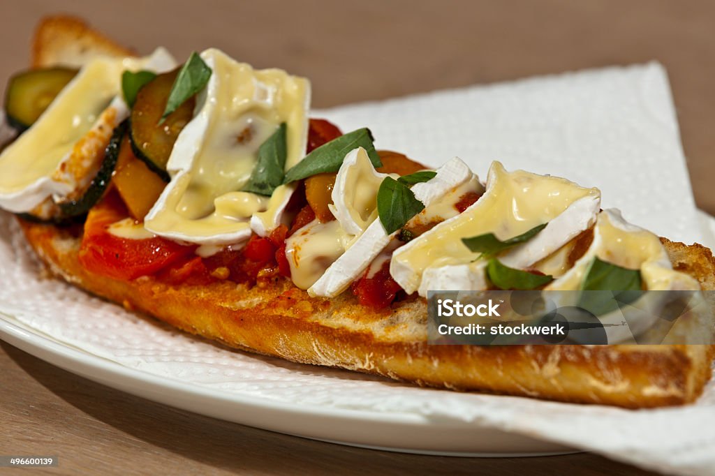 Baguete de legumes com Queijo Camembert - Foto de stock de Camembert royalty-free