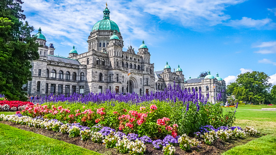 El histórico edificio del Parlamento en Victoria con coloridas flores, Columbia Británica, Canadá photo
