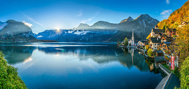 sonnenaufgang in hallstatt mountain village mit hallstatter sie in den herbst - salzburg stock-fotos und bilder