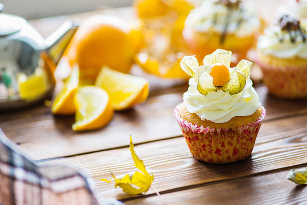 holztisch mit cupcakes - afternoon tea place setting cupcake cake stock-fotos und bilder